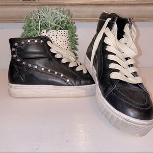 Black High top sneaker